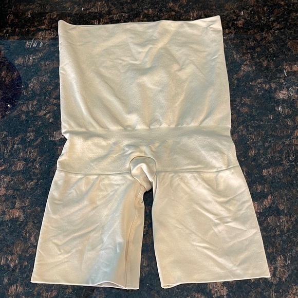 Assets by SPANX  body shaper - Picture 1 of 3